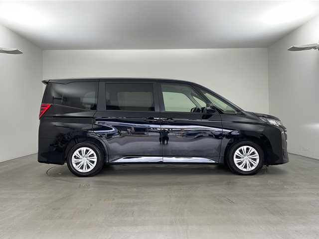 トヨタ ノア X 兵庫県 2023(令5)年 2.4万km アティチュードブラックマイカ ・純正ディスプレイオーディオ/・AM/FM/BT/USB/Miracast/・バックカメラ/・スマートキー/・スペアキー/・電子パーキング/・オートホールド/・ビルトインETC２．０/・PCS/・LDA（レーンディパーチャ　アラート）/・クリアランスソナー/・PKSB（パーキングサポートブレーキ）/・PSA（ロードサインアシスト）/・レーダークルーズコントロール/・オートマチックハイビーム/・オートライト/・LEDライト/・社外フロアマット