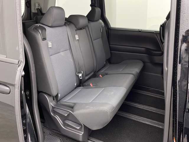 トヨタ ノア X 兵庫県 2023(令5)年 2.4万km アティチュードブラックマイカ ・純正ディスプレイオーディオ/・AM/FM/BT/USB/Miracast/・バックカメラ/・スマートキー/・スペアキー/・電子パーキング/・オートホールド/・ビルトインETC２．０/・PCS/・LDA（レーンディパーチャ　アラート）/・クリアランスソナー/・PKSB（パーキングサポートブレーキ）/・PSA（ロードサインアシスト）/・レーダークルーズコントロール/・オートマチックハイビーム/・オートライト/・LEDライト/・社外フロアマット