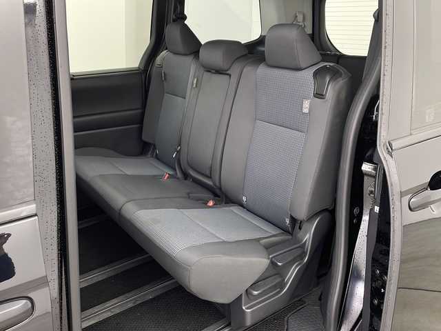 トヨタ ノア X 兵庫県 2023(令5)年 2.4万km アティチュードブラックマイカ ・純正ディスプレイオーディオ/・AM/FM/BT/USB/Miracast/・バックカメラ/・スマートキー/・スペアキー/・電子パーキング/・オートホールド/・ビルトインETC２．０/・PCS/・LDA（レーンディパーチャ　アラート）/・クリアランスソナー/・PKSB（パーキングサポートブレーキ）/・PSA（ロードサインアシスト）/・レーダークルーズコントロール/・オートマチックハイビーム/・オートライト/・LEDライト/・社外フロアマット