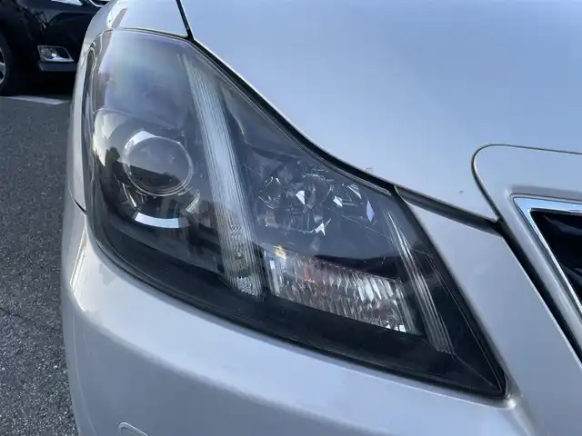 トヨタ クラウン アスリート プレミアムエディション 兵庫県 2012(平24)年 10.1万km プレミアムシルバーパール (株)IDOMが運営する【じしゃロン西宮店】の自社ローン専用車両になります。こちらは現金またはオートローンご利用時の価格です。自社ローンご希望の方は別途その旨お申付け下さい/＊ETC/＊バックカメラ/＊パワステ/＊パワーウィンドウ/＊クルーズコントロールあり/＊USBあり/＊フルセグ/＊ドラレコあり/＊パワーシート/＊レザーシート/＊シートヒーター/＊エアシート/＊横滑り防止装置/＊レーンキープアシスト/＊オートライト