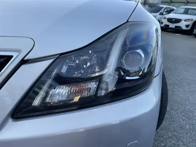 トヨタ クラウン アスリート プレミアムエディション 兵庫県 2012(平24)年 10.1万km プレミアムシルバーパール (株)IDOMが運営する【じしゃロン西宮店】の自社ローン専用車両になります。こちらは現金またはオートローンご利用時の価格です。自社ローンご希望の方は別途その旨お申付け下さい/＊ETC/＊バックカメラ/＊パワステ/＊パワーウィンドウ/＊クルーズコントロールあり/＊USBあり/＊フルセグ/＊ドラレコあり/＊パワーシート/＊レザーシート/＊シートヒーター/＊エアシート/＊横滑り防止装置/＊レーンキープアシスト/＊オートライト