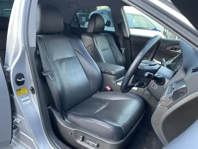 トヨタ クラウン アスリート プレミアムエディション 兵庫県 2012(平24)年 10.1万km プレミアムシルバーパール (株)IDOMが運営する【じしゃロン西宮店】の自社ローン専用車両になります。こちらは現金またはオートローンご利用時の価格です。自社ローンご希望の方は別途その旨お申付け下さい/＊ETC/＊バックカメラ/＊パワステ/＊パワーウィンドウ/＊クルーズコントロールあり/＊USBあり/＊フルセグ/＊ドラレコあり/＊パワーシート/＊レザーシート/＊シートヒーター/＊エアシート/＊横滑り防止装置/＊レーンキープアシスト/＊オートライト