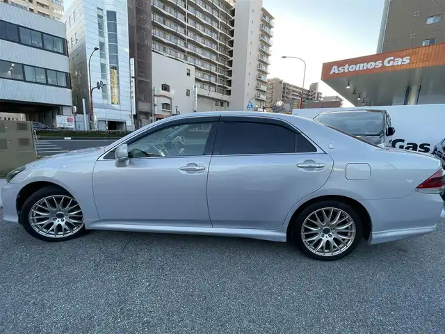 トヨタ クラウン アスリート プレミアムエディション 兵庫県 2012(平24)年 10.1万km プレミアムシルバーパール (株)IDOMが運営する【じしゃロン西宮店】の自社ローン専用車両になります。こちらは現金またはオートローンご利用時の価格です。自社ローンご希望の方は別途その旨お申付け下さい/＊ETC/＊バックカメラ/＊パワステ/＊パワーウィンドウ/＊クルーズコントロールあり/＊USBあり/＊フルセグ/＊ドラレコあり/＊パワーシート/＊レザーシート/＊シートヒーター/＊エアシート/＊横滑り防止装置/＊レーンキープアシスト/＊オートライト