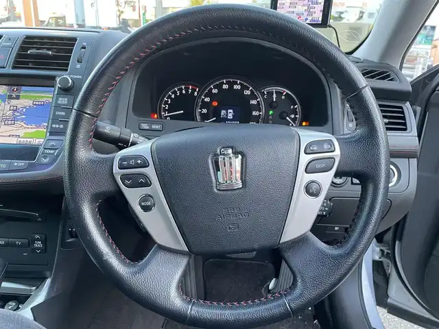 トヨタ クラウン アスリート プレミアムエディション 兵庫県 2012(平24)年 10.1万km プレミアムシルバーパール (株)IDOMが運営する【じしゃロン西宮店】の自社ローン専用車両になります。こちらは現金またはオートローンご利用時の価格です。自社ローンご希望の方は別途その旨お申付け下さい/＊ETC/＊バックカメラ/＊パワステ/＊パワーウィンドウ/＊クルーズコントロールあり/＊USBあり/＊フルセグ/＊ドラレコあり/＊パワーシート/＊レザーシート/＊シートヒーター/＊エアシート/＊横滑り防止装置/＊レーンキープアシスト/＊オートライト