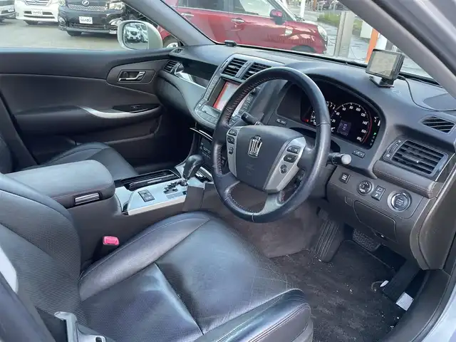 トヨタ クラウン アスリート プレミアムエディション 兵庫県 2012(平24)年 10.1万km プレミアムシルバーパール (株)IDOMが運営する【じしゃロン西宮店】の自社ローン専用車両になります。こちらは現金またはオートローンご利用時の価格です。自社ローンご希望の方は別途その旨お申付け下さい/＊ETC/＊バックカメラ/＊パワステ/＊パワーウィンドウ/＊クルーズコントロールあり/＊USBあり/＊フルセグ/＊ドラレコあり/＊パワーシート/＊レザーシート/＊シートヒーター/＊エアシート/＊横滑り防止装置/＊レーンキープアシスト/＊オートライト