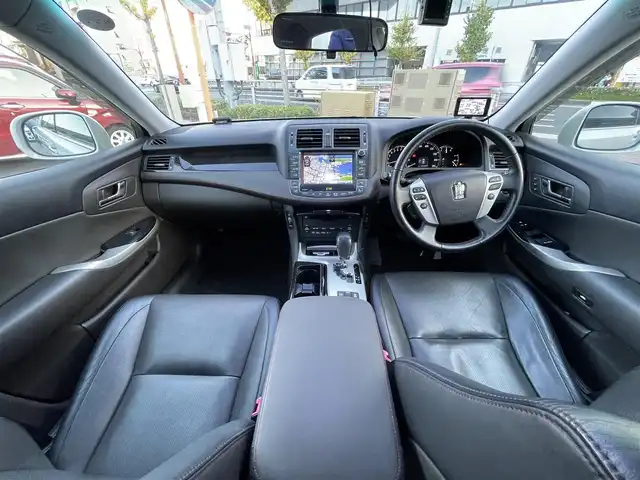 トヨタ クラウン アスリート プレミアムエディション 兵庫県 2012(平24)年 10.1万km プレミアムシルバーパール (株)IDOMが運営する【じしゃロン西宮店】の自社ローン専用車両になります。こちらは現金またはオートローンご利用時の価格です。自社ローンご希望の方は別途その旨お申付け下さい/＊ETC/＊バックカメラ/＊パワステ/＊パワーウィンドウ/＊クルーズコントロールあり/＊USBあり/＊フルセグ/＊ドラレコあり/＊パワーシート/＊レザーシート/＊シートヒーター/＊エアシート/＊横滑り防止装置/＊レーンキープアシスト/＊オートライト