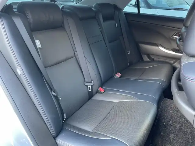 トヨタ クラウン アスリート プレミアムエディション 兵庫県 2012(平24)年 10.1万km プレミアムシルバーパール (株)IDOMが運営する【じしゃロン西宮店】の自社ローン専用車両になります。こちらは現金またはオートローンご利用時の価格です。自社ローンご希望の方は別途その旨お申付け下さい/＊ETC/＊バックカメラ/＊パワステ/＊パワーウィンドウ/＊クルーズコントロールあり/＊USBあり/＊フルセグ/＊ドラレコあり/＊パワーシート/＊レザーシート/＊シートヒーター/＊エアシート/＊横滑り防止装置/＊レーンキープアシスト/＊オートライト