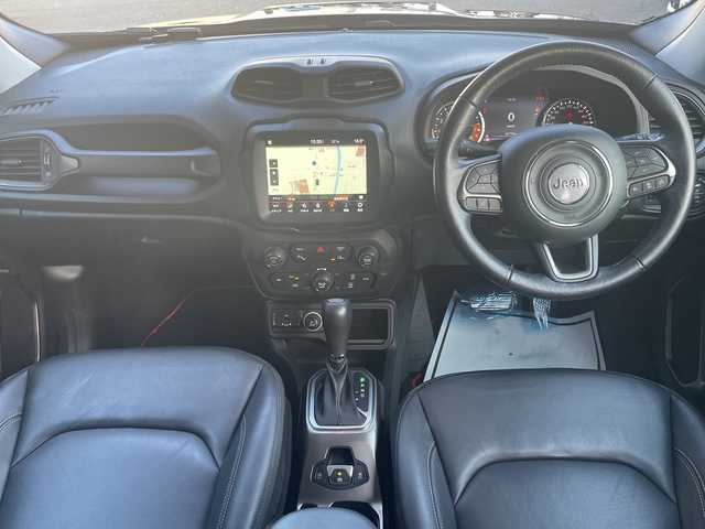 クライスラー・ジープ ジープ レネゲード リミテッド 高知県 2020(令2)年 3.2万km 黒 純正ナビ/【フルセグTV/BT/Applecarplay/Android Auto】/アドバンストブレーキアシスト/LaneSenseTM車線逸脱警報プラス/前面衝突警報（クラッシュミティゲーション付）/ブラインドスポットモニター / リアクロスパスディテクション/Parkviewリアバックアップカメラ/ParkSenseリアパークアシスト/エレクトロニック・スタビリティ・コントロール（横滑り防止）/エレクトロニック・ロール・ミティゲーション（車線逸脱防止）/オールスピードトラクションコントロール（タイヤ空転防止）/アダプティブクルーズコントロール/LEDヘッドライト（デイタイム・ランニング・ライト付）/黒レザーシート/シートヒーター/ステアリングヒーター/純正17インチアルミホイール/前後ドラレコ