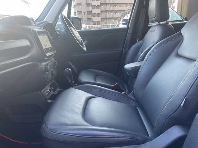 クライスラー・ジープ ジープ レネゲード リミテッド 高知県 2020(令2)年 3.2万km 黒 純正ナビ/【フルセグTV/BT/Applecarplay/Android Auto】/アドバンストブレーキアシスト/LaneSenseTM車線逸脱警報プラス/前面衝突警報（クラッシュミティゲーション付）/ブラインドスポットモニター / リアクロスパスディテクション/Parkviewリアバックアップカメラ/ParkSenseリアパークアシスト/エレクトロニック・スタビリティ・コントロール（横滑り防止）/エレクトロニック・ロール・ミティゲーション（車線逸脱防止）/オールスピードトラクションコントロール（タイヤ空転防止）/アダプティブクルーズコントロール/LEDヘッドライト（デイタイム・ランニング・ライト付）/黒レザーシート/シートヒーター/ステアリングヒーター/純正17インチアルミホイール/前後ドラレコ