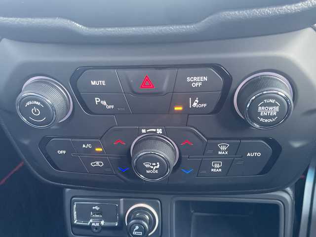 クライスラー・ジープ ジープ レネゲード リミテッド 高知県 2020(令2)年 3.2万km 黒 純正ナビ/【フルセグTV/BT/Applecarplay/Android Auto】/アドバンストブレーキアシスト/LaneSenseTM車線逸脱警報プラス/前面衝突警報（クラッシュミティゲーション付）/ブラインドスポットモニター / リアクロスパスディテクション/Parkviewリアバックアップカメラ/ParkSenseリアパークアシスト/エレクトロニック・スタビリティ・コントロール（横滑り防止）/エレクトロニック・ロール・ミティゲーション（車線逸脱防止）/オールスピードトラクションコントロール（タイヤ空転防止）/アダプティブクルーズコントロール/LEDヘッドライト（デイタイム・ランニング・ライト付）/黒レザーシート/シートヒーター/ステアリングヒーター/純正17インチアルミホイール/前後ドラレコ