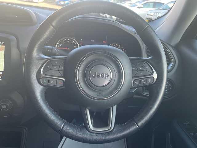 クライスラー・ジープ ジープ レネゲード リミテッド 高知県 2020(令2)年 3.2万km 黒 純正ナビ/【フルセグTV/BT/Applecarplay/Android Auto】/アドバンストブレーキアシスト/LaneSenseTM車線逸脱警報プラス/前面衝突警報（クラッシュミティゲーション付）/ブラインドスポットモニター / リアクロスパスディテクション/Parkviewリアバックアップカメラ/ParkSenseリアパークアシスト/エレクトロニック・スタビリティ・コントロール（横滑り防止）/エレクトロニック・ロール・ミティゲーション（車線逸脱防止）/オールスピードトラクションコントロール（タイヤ空転防止）/アダプティブクルーズコントロール/LEDヘッドライト（デイタイム・ランニング・ライト付）/黒レザーシート/シートヒーター/ステアリングヒーター/純正17インチアルミホイール/前後ドラレコ