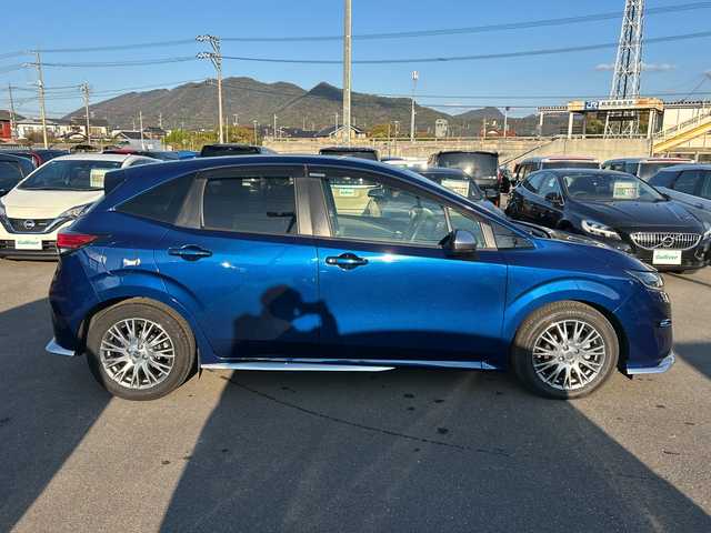 日産 ノート オーテック 山口県 2021(令3)年 5.3万km オーロラフレアブルーパール AUTECH専用装備/フロントグリル/シルバーフロントプロテクター/サイドシルプロテクター/シルバーリヤプロテクター/ダークウッド調フィニッシャー/合皮アームレスト/フロントセンターアームレスト/リヤセンターアームレスト/専用ブラックレザレットシート刺繍/専用ブラック本革巻ステアリング/AUTECHエンブレム/純正メモリナビ/（AM/FM/CD/DVD/USB/Bluetooth）/バックカメラ/ハーフレザー/純正フロアマット/ドライブレコーダー（DH5-D）/LEDヘッドライト/フォグランプ