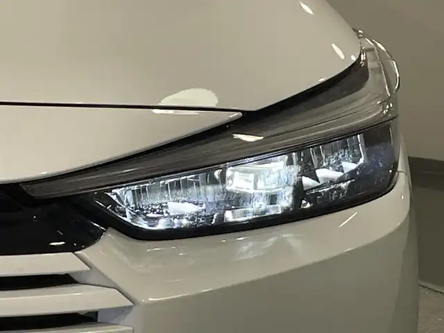 ホンダ ヴェゼル ハイブリッド e:HEV Z 愛知県 2025(令7)年 0.1万km未満 プラチナホワイトパール 登録済未使用車/Honda CONNECTディスプレー/（Bluetooth/フルセグTV/CarPlay/AM/FM)/ETC2.0車載器/ワイヤレス充電器/ホンダセンシング　/　　-衝突軽減ブレーキ（CMBS)/　　-路線逸脱抑制機能/　　-アダプティブクルーズコントロール/　　-先行車発進お知らせ機能/　　-標識認識機能/　　-オートハイビーム/電動バックドア　/ＬＥＤヘッドライト　/シートヒーター　/ステアリングヒーター/コーナーセンサー/ダウンヒルアシスト/バックカメラ