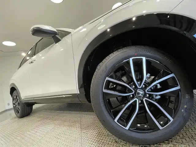 ホンダ ヴェゼル ハイブリッド e:HEV Z 愛知県 2025(令7)年 0.1万km未満 プラチナホワイトパール 登録済未使用車/Honda CONNECTディスプレー/（Bluetooth/フルセグTV/CarPlay/AM/FM)/ETC2.0車載器/ワイヤレス充電器/ホンダセンシング　/　　-衝突軽減ブレーキ（CMBS)/　　-路線逸脱抑制機能/　　-アダプティブクルーズコントロール/　　-先行車発進お知らせ機能/　　-標識認識機能/　　-オートハイビーム/電動バックドア　/ＬＥＤヘッドライト　/シートヒーター　/ステアリングヒーター/コーナーセンサー/ダウンヒルアシスト/バックカメラ