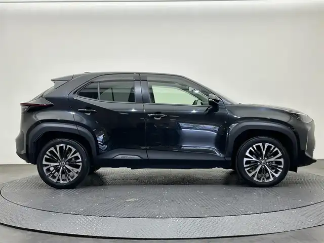 トヨタ ヤリスクロス ハイブリッド Z 愛媛県 2023(令5)年 1.9万km ブラックマイカ ・８型ディスプレイオーディオ/（ＢＴ・ＦＭ・ＡＭ・ａｐｐｌｅ　ｃａｒｐｌａｙ・ａｎｄｒｏｉｄ　ａｕｔｏ）/・バックカメラ　/・ＥＴＣ　/・前後ドラレコ　/・レーダークルコン　/・ＤＮ席シートヒーター　/・ステアリングヒーター/・D席パワーシート/・USB充電/・オートマチックハイビーム