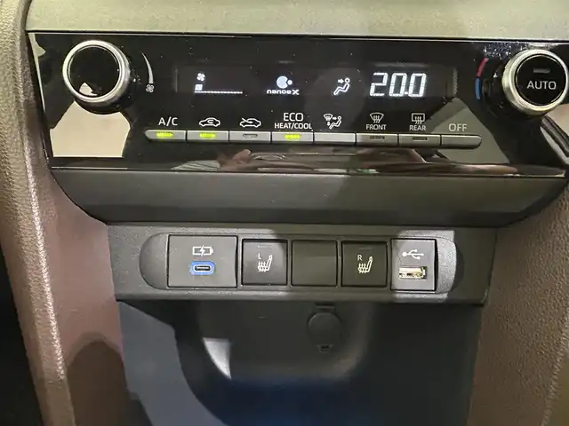 トヨタ ヤリスクロス ハイブリッド Z 愛媛県 2023(令5)年 1.9万km ブラックマイカ ・８型ディスプレイオーディオ/（ＢＴ・ＦＭ・ＡＭ・ａｐｐｌｅ　ｃａｒｐｌａｙ・ａｎｄｒｏｉｄ　ａｕｔｏ）/・バックカメラ　/・ＥＴＣ　/・前後ドラレコ　/・レーダークルコン　/・ＤＮ席シートヒーター　/・ステアリングヒーター/・D席パワーシート/・USB充電/・オートマチックハイビーム
