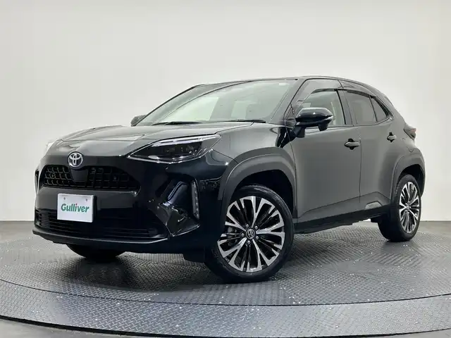 トヨタ ヤリスクロス ハイブリッド Z 愛媛県 2023(令5)年 1.9万km ブラックマイカ ・８型ディスプレイオーディオ/（ＢＴ・ＦＭ・ＡＭ・ａｐｐｌｅ　ｃａｒｐｌａｙ・ａｎｄｒｏｉｄ　ａｕｔｏ）/・バックカメラ　/・ＥＴＣ　/・前後ドラレコ　/・レーダークルコン　/・ＤＮ席シートヒーター　/・ステアリングヒーター/・D席パワーシート/・USB充電/・オートマチックハイビーム