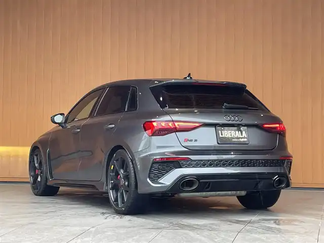 アウディ アウディ ＲＳ３ スポーツバック 愛知県 2022(令4)年 5.1万km デイトナグレーパールエフェクト RSスポーツエキゾーストシステム/ブラックAudi rings&ブラックスタイリングパッケージ/カラードブレーキキャリパーレッド/純正OPマットブラック19インチAW/マトリクスLEDヘッドライト/MMIナビ/　・Bluetooth/AppleCarPlay/AndroidAuto/フルセグTV/リアビューカメラ/バーチャルコックピットプラス/アダプティブクルーズコントロール/レーンキープアシスト/サイドアシスト/アドバンストキー/ハーフレザーシート/シートヒーター/オートマチックテールゲート