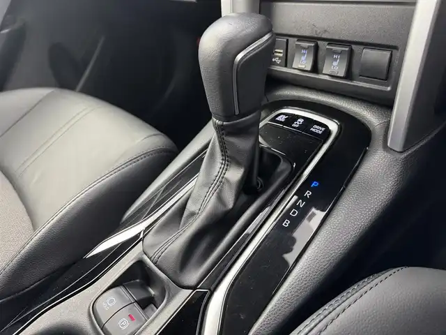 トヨタ カローラ クロス ハイブリッド Z 愛知県 2022(令4)年 3.1万km プラチナホワイトパールマイカ 純正9インチメモリナビ/（CD/DVD/BT/フルセグTV）/バックカメラ/電動リアゲート/ハーフレザー/シートヒーター/パワーシート/トヨタセーフティセンス/・レーンキープアシスト/・衝突被害軽減システム/・クリアランスソナー/・パーキングサポートブレーキ/・標識認識システム/ドアバイザー/EVモード/ドライブモード/オートブレーキホールド/純正18インチAW/純正LEDヘッドライト