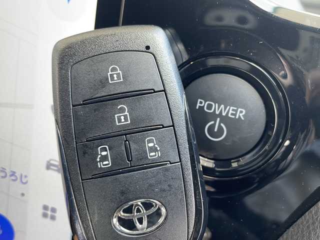 トヨタ ヴォクシー ハイブリッド S－Z 愛知県 2025(令7)年 0.1万km アティチュードブラックマイカ 衝突軽減システム/純正10.5型ディズプレイオーディオ　ナビあり/両側パワースライドドア/レーダークルーズコントロール/シートヒーター/フルセグ/CD/Bluetooth/バックカメラ/コーナーセンサー/純正アルミホイール/LEDヘッドライト/ETC2.0/リアオートエアコン/オートマチックハイビーム/ドライブレコーダー/ステアリングスイッチ/スマートキー/プッシュスタート