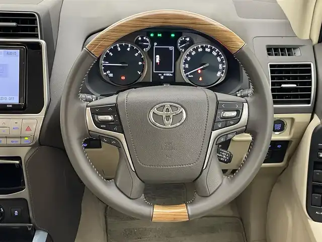 トヨタ ランドクルーザー プラド TX Lパッケージ 大阪府 2023(令5)年 4.2万km ホワイトパールクリスタルシャイン 純正９型ナビ　フルセグＴＶ　Ｂｌｕｅｔｏｏｔｈ　ムーンルーフ　ベージュレザー　７人乗　ルーフレール　バックカメラ　プッシュスタート　パワーシート　シートヒーター　エアシート　ＥＴＣ　衝突軽減　禁煙車
