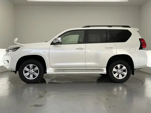 トヨタ ランドクルーザー プラド TX Lパッケージ 大阪府 2023(令5)年 4.2万km ホワイトパールクリスタルシャイン 純正９型ナビ　フルセグＴＶ　Ｂｌｕｅｔｏｏｔｈ　ムーンルーフ　ベージュレザー　７人乗　ルーフレール　バックカメラ　プッシュスタート　パワーシート　シートヒーター　エアシート　ＥＴＣ　衝突軽減　禁煙車