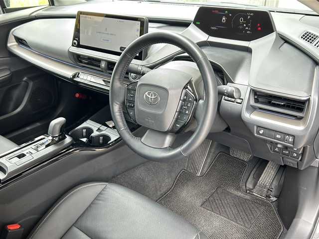 トヨタ プリウス Z 静岡県 2023(令5)年 1.5万km グレー トヨタセーフティセンス/・プリクラッシュセーフティ/・レーンキープアシスト/・アクティブクルーズコントロール/・ロードサインアシスト/・ブラインドスポットモニター/・プロアクティブドライビングアシスト/・パーキングサポートブレーキ/純正メーカーディスプレイオーディオ/・ナビ機能/・フルセグTV/・ラジオ/Bluetooth/ミラーキャスト/主要装備/・シートヒーター/・エアシート/・ハンドルヒーター/・ビルトインETC2.0/・パワーバックドア/・AC100V/・全方位カメラ/・置くだけ充電/・レザーシート/・レザーハンドル/・オートライト/・オートハイビーム/・オートホールド/・ステアリングリモコン/・パワーシート/・デジタルインナーミラー/・プッシュスタート/・スマートキー