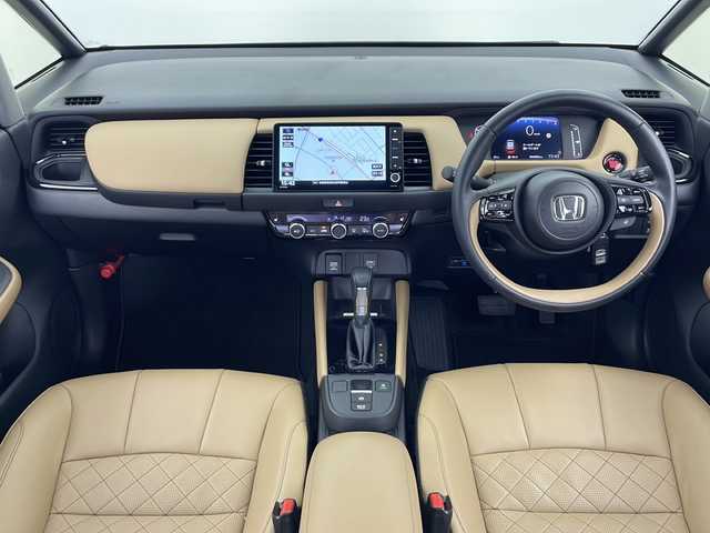 ホンダ フィット リュクス 秋田県 2024(令6)年 0.5万km プラチナホワイトパール 4WD/純正SDナビ　/フルセグTV/Bluetooth/CD/DVD/ホンダセンシング　/レーダークルーズコントロール　/レーンキープアシスト　/横滑り防止装置/前後クリアランスソナー/誤発進抑制/バックカメラ　/寒冷地仕様/ワイパーデアイサー/前席シートヒーター/ステアリングヒーター/ＬＥＤヘッドライト/フォグランプ/本革シート　/置くだけ充電/ビルトインＥＴＣ　/電動パーキング/純正ドライブレコーダー　/純正アルミホイール/純正フロアマット