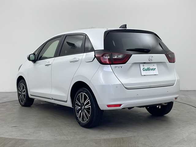 ホンダ フィット リュクス 秋田県 2024(令6)年 0.5万km プラチナホワイトパール 4WD/純正SDナビ　/フルセグTV/Bluetooth/CD/DVD/ホンダセンシング　/レーダークルーズコントロール　/レーンキープアシスト　/横滑り防止装置/前後クリアランスソナー/誤発進抑制/バックカメラ　/寒冷地仕様/ワイパーデアイサー/前席シートヒーター/ステアリングヒーター/ＬＥＤヘッドライト/フォグランプ/本革シート　/置くだけ充電/ビルトインＥＴＣ　/電動パーキング/純正ドライブレコーダー　/純正アルミホイール/純正フロアマット