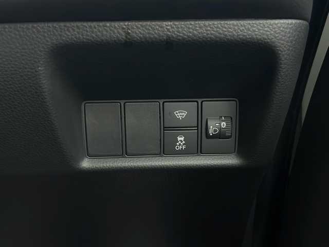 ホンダ フィット リュクス 秋田県 2024(令6)年 0.5万km プラチナホワイトパール 4WD/純正SDナビ　/フルセグTV/Bluetooth/CD/DVD/ホンダセンシング　/レーダークルーズコントロール　/レーンキープアシスト　/横滑り防止装置/前後クリアランスソナー/誤発進抑制/バックカメラ　/寒冷地仕様/ワイパーデアイサー/前席シートヒーター/ステアリングヒーター/ＬＥＤヘッドライト/フォグランプ/本革シート　/置くだけ充電/ビルトインＥＴＣ　/電動パーキング/純正ドライブレコーダー　/純正アルミホイール/純正フロアマット