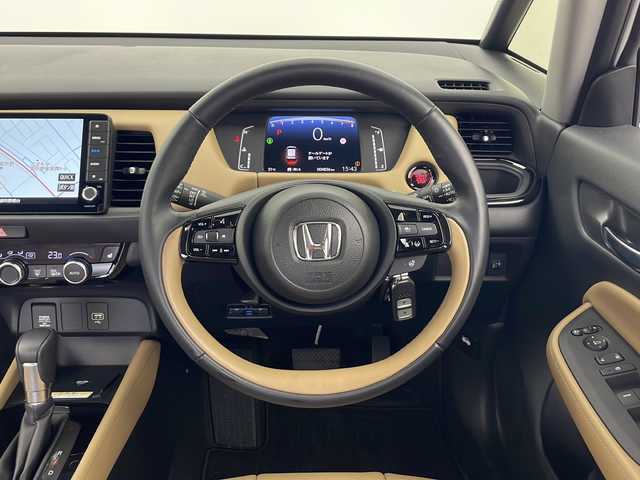 ホンダ フィット リュクス 秋田県 2024(令6)年 0.5万km プラチナホワイトパール 4WD/純正SDナビ　/フルセグTV/Bluetooth/CD/DVD/ホンダセンシング　/レーダークルーズコントロール　/レーンキープアシスト　/横滑り防止装置/前後クリアランスソナー/誤発進抑制/バックカメラ　/寒冷地仕様/ワイパーデアイサー/前席シートヒーター/ステアリングヒーター/ＬＥＤヘッドライト/フォグランプ/本革シート　/置くだけ充電/ビルトインＥＴＣ　/電動パーキング/純正ドライブレコーダー　/純正アルミホイール/純正フロアマット