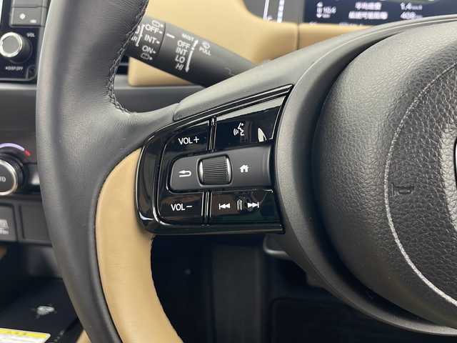 ホンダ フィット リュクス 秋田県 2024(令6)年 0.5万km プラチナホワイトパール 4WD/純正SDナビ　/フルセグTV/Bluetooth/CD/DVD/ホンダセンシング　/レーダークルーズコントロール　/レーンキープアシスト　/横滑り防止装置/前後クリアランスソナー/誤発進抑制/バックカメラ　/寒冷地仕様/ワイパーデアイサー/前席シートヒーター/ステアリングヒーター/ＬＥＤヘッドライト/フォグランプ/本革シート　/置くだけ充電/ビルトインＥＴＣ　/電動パーキング/純正ドライブレコーダー　/純正アルミホイール/純正フロアマット