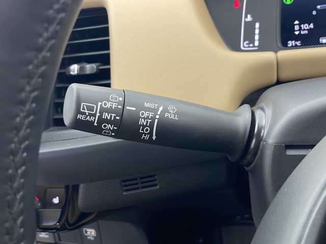 ホンダ フィット リュクス 秋田県 2024(令6)年 0.5万km プラチナホワイトパール 4WD/純正SDナビ　/フルセグTV/Bluetooth/CD/DVD/ホンダセンシング　/レーダークルーズコントロール　/レーンキープアシスト　/横滑り防止装置/前後クリアランスソナー/誤発進抑制/バックカメラ　/寒冷地仕様/ワイパーデアイサー/前席シートヒーター/ステアリングヒーター/ＬＥＤヘッドライト/フォグランプ/本革シート　/置くだけ充電/ビルトインＥＴＣ　/電動パーキング/純正ドライブレコーダー　/純正アルミホイール/純正フロアマット