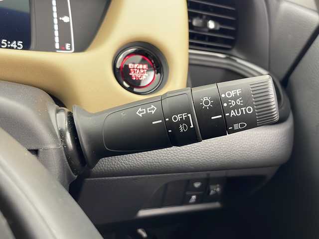 ホンダ フィット リュクス 秋田県 2024(令6)年 0.5万km プラチナホワイトパール 4WD/純正SDナビ　/フルセグTV/Bluetooth/CD/DVD/ホンダセンシング　/レーダークルーズコントロール　/レーンキープアシスト　/横滑り防止装置/前後クリアランスソナー/誤発進抑制/バックカメラ　/寒冷地仕様/ワイパーデアイサー/前席シートヒーター/ステアリングヒーター/ＬＥＤヘッドライト/フォグランプ/本革シート　/置くだけ充電/ビルトインＥＴＣ　/電動パーキング/純正ドライブレコーダー　/純正アルミホイール/純正フロアマット