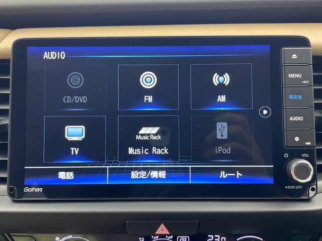 ホンダ フィット リュクス 秋田県 2024(令6)年 0.5万km プラチナホワイトパール 4WD/純正SDナビ　/フルセグTV/Bluetooth/CD/DVD/ホンダセンシング　/レーダークルーズコントロール　/レーンキープアシスト　/横滑り防止装置/前後クリアランスソナー/誤発進抑制/バックカメラ　/寒冷地仕様/ワイパーデアイサー/前席シートヒーター/ステアリングヒーター/ＬＥＤヘッドライト/フォグランプ/本革シート　/置くだけ充電/ビルトインＥＴＣ　/電動パーキング/純正ドライブレコーダー　/純正アルミホイール/純正フロアマット