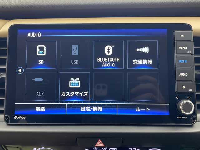 ホンダ フィット リュクス 秋田県 2024(令6)年 0.5万km プラチナホワイトパール 4WD/純正SDナビ　/フルセグTV/Bluetooth/CD/DVD/ホンダセンシング　/レーダークルーズコントロール　/レーンキープアシスト　/横滑り防止装置/前後クリアランスソナー/誤発進抑制/バックカメラ　/寒冷地仕様/ワイパーデアイサー/前席シートヒーター/ステアリングヒーター/ＬＥＤヘッドライト/フォグランプ/本革シート　/置くだけ充電/ビルトインＥＴＣ　/電動パーキング/純正ドライブレコーダー　/純正アルミホイール/純正フロアマット