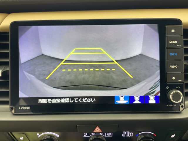 ホンダ フィット リュクス 秋田県 2024(令6)年 0.5万km プラチナホワイトパール 4WD/純正SDナビ　/フルセグTV/Bluetooth/CD/DVD/ホンダセンシング　/レーダークルーズコントロール　/レーンキープアシスト　/横滑り防止装置/前後クリアランスソナー/誤発進抑制/バックカメラ　/寒冷地仕様/ワイパーデアイサー/前席シートヒーター/ステアリングヒーター/ＬＥＤヘッドライト/フォグランプ/本革シート　/置くだけ充電/ビルトインＥＴＣ　/電動パーキング/純正ドライブレコーダー　/純正アルミホイール/純正フロアマット