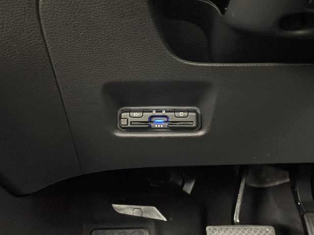 ホンダ フィット リュクス 秋田県 2024(令6)年 0.5万km プラチナホワイトパール 4WD/純正SDナビ　/フルセグTV/Bluetooth/CD/DVD/ホンダセンシング　/レーダークルーズコントロール　/レーンキープアシスト　/横滑り防止装置/前後クリアランスソナー/誤発進抑制/バックカメラ　/寒冷地仕様/ワイパーデアイサー/前席シートヒーター/ステアリングヒーター/ＬＥＤヘッドライト/フォグランプ/本革シート　/置くだけ充電/ビルトインＥＴＣ　/電動パーキング/純正ドライブレコーダー　/純正アルミホイール/純正フロアマット