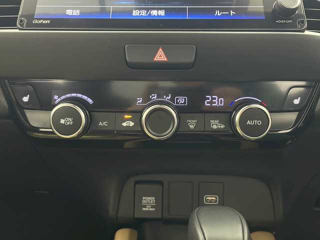 ホンダ フィット リュクス 秋田県 2024(令6)年 0.5万km プラチナホワイトパール 4WD/純正SDナビ　/フルセグTV/Bluetooth/CD/DVD/ホンダセンシング　/レーダークルーズコントロール　/レーンキープアシスト　/横滑り防止装置/前後クリアランスソナー/誤発進抑制/バックカメラ　/寒冷地仕様/ワイパーデアイサー/前席シートヒーター/ステアリングヒーター/ＬＥＤヘッドライト/フォグランプ/本革シート　/置くだけ充電/ビルトインＥＴＣ　/電動パーキング/純正ドライブレコーダー　/純正アルミホイール/純正フロアマット