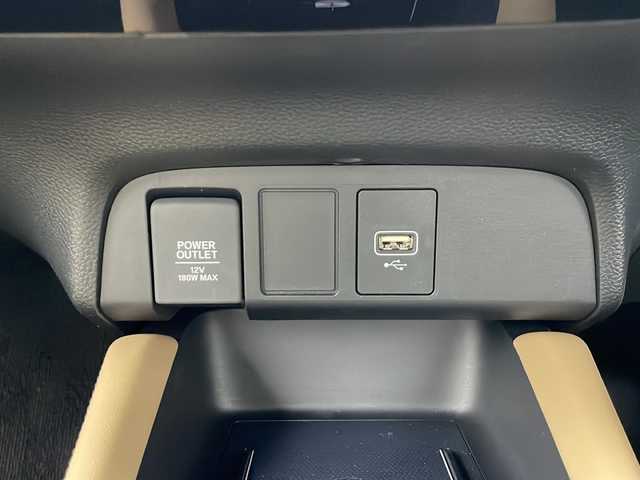 ホンダ フィット リュクス 秋田県 2024(令6)年 0.5万km プラチナホワイトパール 4WD/純正SDナビ　/フルセグTV/Bluetooth/CD/DVD/ホンダセンシング　/レーダークルーズコントロール　/レーンキープアシスト　/横滑り防止装置/前後クリアランスソナー/誤発進抑制/バックカメラ　/寒冷地仕様/ワイパーデアイサー/前席シートヒーター/ステアリングヒーター/ＬＥＤヘッドライト/フォグランプ/本革シート　/置くだけ充電/ビルトインＥＴＣ　/電動パーキング/純正ドライブレコーダー　/純正アルミホイール/純正フロアマット