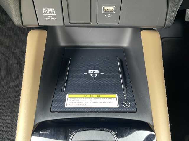 ホンダ フィット リュクス 秋田県 2024(令6)年 0.5万km プラチナホワイトパール 4WD/純正SDナビ　/フルセグTV/Bluetooth/CD/DVD/ホンダセンシング　/レーダークルーズコントロール　/レーンキープアシスト　/横滑り防止装置/前後クリアランスソナー/誤発進抑制/バックカメラ　/寒冷地仕様/ワイパーデアイサー/前席シートヒーター/ステアリングヒーター/ＬＥＤヘッドライト/フォグランプ/本革シート　/置くだけ充電/ビルトインＥＴＣ　/電動パーキング/純正ドライブレコーダー　/純正アルミホイール/純正フロアマット