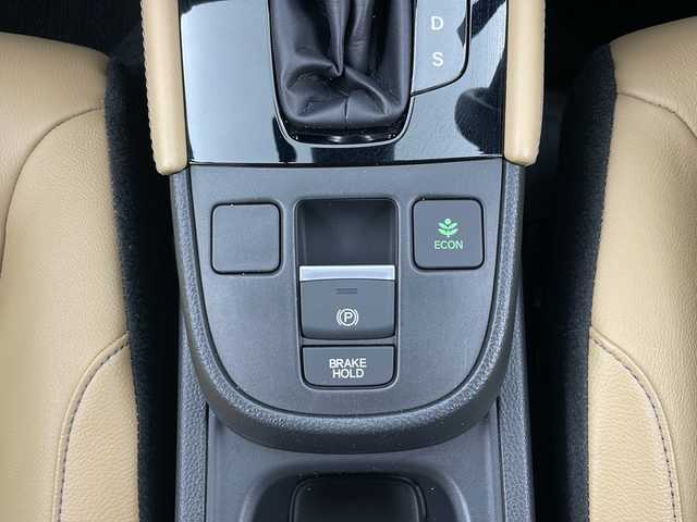 ホンダ フィット リュクス 秋田県 2024(令6)年 0.5万km プラチナホワイトパール 4WD/純正SDナビ　/フルセグTV/Bluetooth/CD/DVD/ホンダセンシング　/レーダークルーズコントロール　/レーンキープアシスト　/横滑り防止装置/前後クリアランスソナー/誤発進抑制/バックカメラ　/寒冷地仕様/ワイパーデアイサー/前席シートヒーター/ステアリングヒーター/ＬＥＤヘッドライト/フォグランプ/本革シート　/置くだけ充電/ビルトインＥＴＣ　/電動パーキング/純正ドライブレコーダー　/純正アルミホイール/純正フロアマット