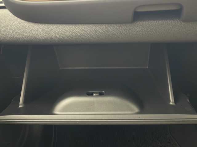 ホンダ フィット リュクス 秋田県 2024(令6)年 0.5万km プラチナホワイトパール 4WD/純正SDナビ　/フルセグTV/Bluetooth/CD/DVD/ホンダセンシング　/レーダークルーズコントロール　/レーンキープアシスト　/横滑り防止装置/前後クリアランスソナー/誤発進抑制/バックカメラ　/寒冷地仕様/ワイパーデアイサー/前席シートヒーター/ステアリングヒーター/ＬＥＤヘッドライト/フォグランプ/本革シート　/置くだけ充電/ビルトインＥＴＣ　/電動パーキング/純正ドライブレコーダー　/純正アルミホイール/純正フロアマット