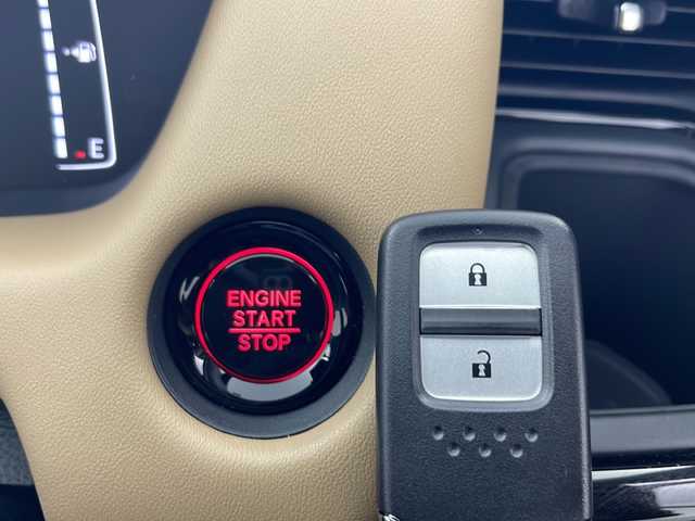 ホンダ フィット リュクス 秋田県 2024(令6)年 0.5万km プラチナホワイトパール 4WD/純正SDナビ　/フルセグTV/Bluetooth/CD/DVD/ホンダセンシング　/レーダークルーズコントロール　/レーンキープアシスト　/横滑り防止装置/前後クリアランスソナー/誤発進抑制/バックカメラ　/寒冷地仕様/ワイパーデアイサー/前席シートヒーター/ステアリングヒーター/ＬＥＤヘッドライト/フォグランプ/本革シート　/置くだけ充電/ビルトインＥＴＣ　/電動パーキング/純正ドライブレコーダー　/純正アルミホイール/純正フロアマット