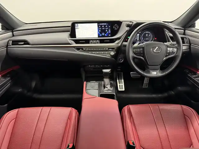 レクサス ＥＳ 300h Fスポーツ 三重県 2020(令2)年 1.6万km ホワイトノーヴァガラスフレーク ハイブリッド/FF/MTモード付フロアCVT/12.3型ナビ/（AM/FM/CD/DVD/SDREC/SD/USB/Bluetooth/Miracast/AUX/TV/CarPlay/AndroidAuto）/【OP】パノラミックビューモニター＋PKSB（後方歩行者）/ドライブレコーダー前後/ETC2.0/Lexus Safety System＋/・プリクラッシュセーフティ/・レーントレーシングアシスト/・上下二段式アダプティブハイビームシステム/・レーダークルコン/・ロードサインアシスト/・先行車発進告知/・ドライバー異常時対応システム/ブラインドスポットモニター［BSM］＋パーキングサポートブレーキ（後方接近車）/装備/メーカーOP/●ハンズフリーパワートランク/●AC100Vコンセント（非常時給電機能付）/標準装備/・ムーンルーフ/・Fスポ専用L-tex（合皮）シート（D席/N席冷暖機能付）/・8wayパワーシート＋電動ランバーサポート（Dメモリー付/N）/・ステアリングヒーター/・左右独立オートエアコン/・電動リヤウインドウサンシェード/・3眼LEDヘッドランプ/・パドルシフト/・雨滴感応式フロントワイパー/・Fスポ専用19inAW/・スマートキーx2＋カードキーx1/など