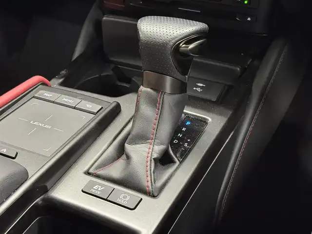 レクサス ＥＳ 300h Fスポーツ 三重県 2020(令2)年 1.6万km ホワイトノーヴァガラスフレーク ハイブリッド/FF/MTモード付フロアCVT/12.3型ナビ/（AM/FM/CD/DVD/SDREC/SD/USB/Bluetooth/Miracast/AUX/TV/CarPlay/AndroidAuto）/【OP】パノラミックビューモニター＋PKSB（後方歩行者）/ドライブレコーダー前後/ETC2.0/Lexus Safety System＋/・プリクラッシュセーフティ/・レーントレーシングアシスト/・上下二段式アダプティブハイビームシステム/・レーダークルコン/・ロードサインアシスト/・先行車発進告知/・ドライバー異常時対応システム/ブラインドスポットモニター［BSM］＋パーキングサポートブレーキ（後方接近車）/装備/メーカーOP/●ハンズフリーパワートランク/●AC100Vコンセント（非常時給電機能付）/標準装備/・ムーンルーフ/・Fスポ専用L-tex（合皮）シート（D席/N席冷暖機能付）/・8wayパワーシート＋電動ランバーサポート（Dメモリー付/N）/・ステアリングヒーター/・左右独立オートエアコン/・電動リヤウインドウサンシェード/・3眼LEDヘッドランプ/・パドルシフト/・雨滴感応式フロントワイパー/・Fスポ専用19inAW/・スマートキーx2＋カードキーx1/など