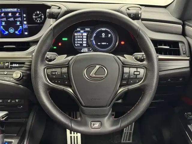 レクサス ＥＳ 300h Fスポーツ 三重県 2020(令2)年 1.6万km ホワイトノーヴァガラスフレーク ハイブリッド/FF/MTモード付フロアCVT/12.3型ナビ/（AM/FM/CD/DVD/SDREC/SD/USB/Bluetooth/Miracast/AUX/TV/CarPlay/AndroidAuto）/【OP】パノラミックビューモニター＋PKSB（後方歩行者）/ドライブレコーダー前後/ETC2.0/Lexus Safety System＋/・プリクラッシュセーフティ/・レーントレーシングアシスト/・上下二段式アダプティブハイビームシステム/・レーダークルコン/・ロードサインアシスト/・先行車発進告知/・ドライバー異常時対応システム/ブラインドスポットモニター［BSM］＋パーキングサポートブレーキ（後方接近車）/装備/メーカーOP/●ハンズフリーパワートランク/●AC100Vコンセント（非常時給電機能付）/標準装備/・ムーンルーフ/・Fスポ専用L-tex（合皮）シート（D席/N席冷暖機能付）/・8wayパワーシート＋電動ランバーサポート（Dメモリー付/N）/・ステアリングヒーター/・左右独立オートエアコン/・電動リヤウインドウサンシェード/・3眼LEDヘッドランプ/・パドルシフト/・雨滴感応式フロントワイパー/・Fスポ専用19inAW/・スマートキーx2＋カードキーx1/など