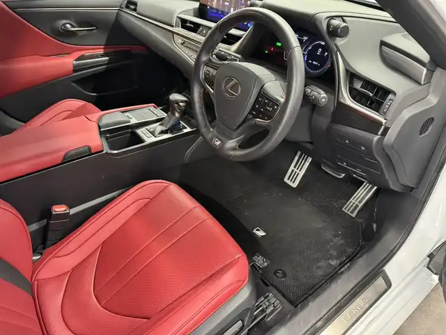 レクサス ＥＳ 300h Fスポーツ 三重県 2020(令2)年 1.6万km ホワイトノーヴァガラスフレーク ハイブリッド/FF/MTモード付フロアCVT/12.3型ナビ/（AM/FM/CD/DVD/SDREC/SD/USB/Bluetooth/Miracast/AUX/TV/CarPlay/AndroidAuto）/【OP】パノラミックビューモニター＋PKSB（後方歩行者）/ドライブレコーダー前後/ETC2.0/Lexus Safety System＋/・プリクラッシュセーフティ/・レーントレーシングアシスト/・上下二段式アダプティブハイビームシステム/・レーダークルコン/・ロードサインアシスト/・先行車発進告知/・ドライバー異常時対応システム/ブラインドスポットモニター［BSM］＋パーキングサポートブレーキ（後方接近車）/装備/メーカーOP/●ハンズフリーパワートランク/●AC100Vコンセント（非常時給電機能付）/標準装備/・ムーンルーフ/・Fスポ専用L-tex（合皮）シート（D席/N席冷暖機能付）/・8wayパワーシート＋電動ランバーサポート（Dメモリー付/N）/・ステアリングヒーター/・左右独立オートエアコン/・電動リヤウインドウサンシェード/・3眼LEDヘッドランプ/・パドルシフト/・雨滴感応式フロントワイパー/・Fスポ専用19inAW/・スマートキーx2＋カードキーx1/など