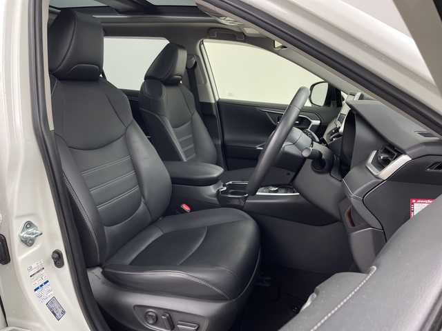トヨタ ＲＡＶ４ ハイブリットG 鹿児島県 2021(令3)年 8.2万km ホワイトパールクリスタルシャイン 社外SDナビ/(BT/CD/DVD/AM/FM/フルセグTV)/トヨタセーフティセンス/レーダークルーズコントロール/レーンキープアシスト/オートマチックハイビーム/プリクラッシュセーフティ/レザーシート/ブラインドスポットモニター/前後コーナーセンサー/社外前後ドライブレコーダー/バックカメラ/4WD/アイドリングストップ/パワーバックドア/運転席パワーシート/シートメモリー/前席シートヒーター/ルーフレール/純正18インチアルミホイール/純正LEDヘッドライト/純正フロアマット/保証書/取扱説明書/スペアキー