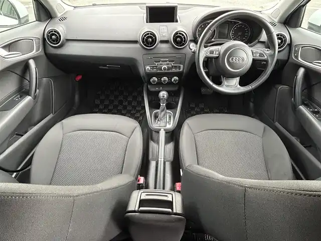 アウディ Ａ１ スポーツバック 1．4TFSI 長崎県 2014(平26)年 4.2万km パールⅡ 純正ナビ（CD/フルセグ/Bluetooth）/MTモード付/アイドリングストップ/バックカメラ/モニター/ETC/電動リアゲート/横滑り防止/プッシュスタート/スマートキー/純正フロアマット